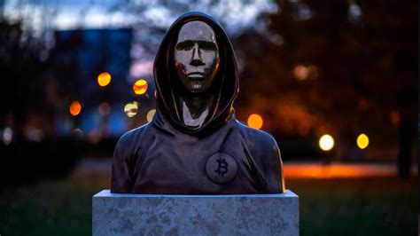 Bitcoin: When Satoshi Nakamoto mined his first set of blocks in 2008/2009, it was on Bitcoin Core, but was he using Linux or Windows?
